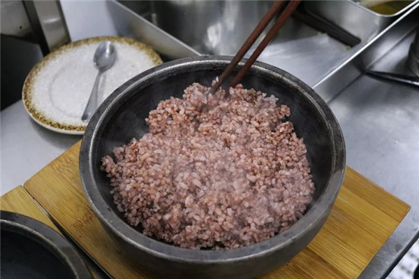红米入石锅，再浇虾膏汤，米饭也能做成看家菜！