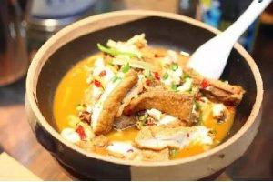 五花肉焖豆腐