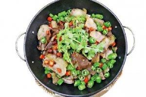 雷公山黑毛猪干锅庖汤肉的做法