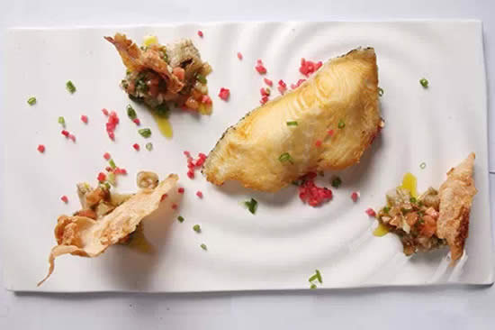 【创新西餐】香煎鳕鱼、乳猪皮配泡菜、沙拉
