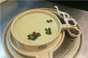 黑松露酱配黑豆花