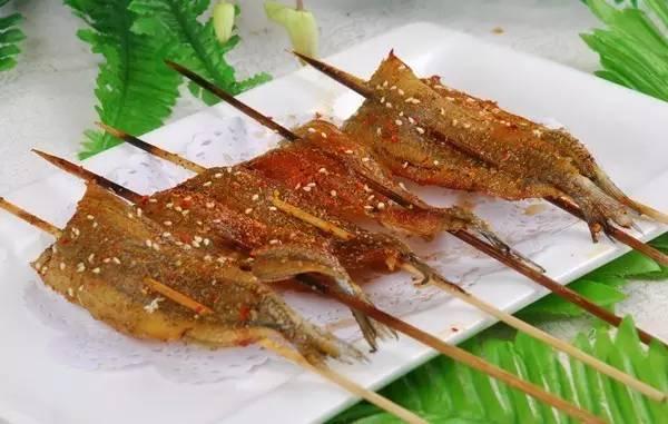 夏天烧烤店必不可少的马步鱼