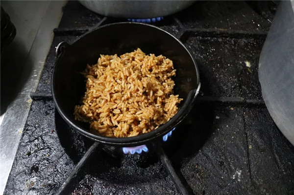 红米入石锅，再浇虾膏汤，米饭也能做成看家菜！