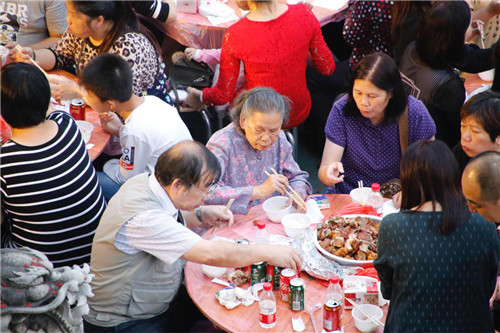 围村盆菜宴——将所有美味纳为一盆，丰俭由人，更接地气！
