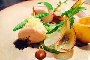 64度慢煮鸡胸、青豆酱及焦糖洋葱