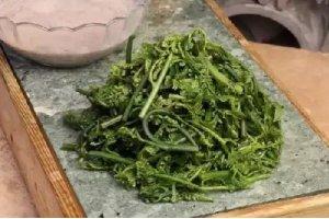 独龙秘制水蕨菜