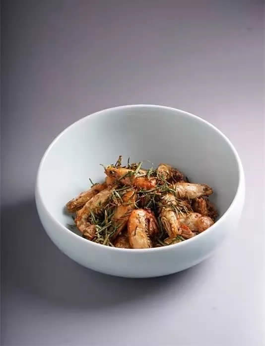 【创新菜】迷迭香辣鲜露爆鲜虾＜原料＞  鲜虾400g，干葱20g，迷迭香20g。    ＜调料＞  辣鲜露30g。    ＜做法＞  1.将鲜虾剪掉虾须，开背去虾线，撒点盐、黑胡椒腌制10分钟待用。    2.锅入油烧至7成热，鲜虾拍少许生粉，下入油锅中炸至干身，捞出待用。    3.锅留底油，下入干葱、迷迭香炒香，倒入炸虾，调入辣鲜露，快速翻炒均匀，装盘即可。