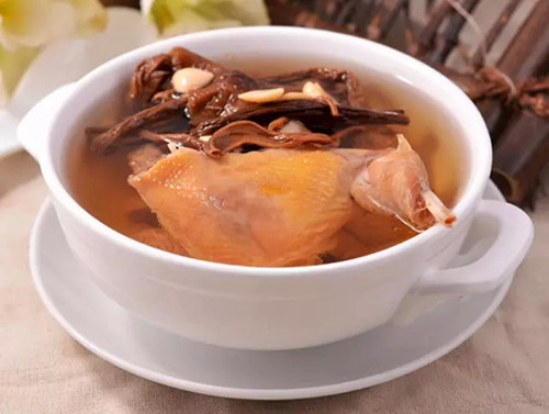 【清润汤品】茶树菇杏仁煲飞龙鸟