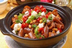 砂锅黄豆焖猪尾的做法