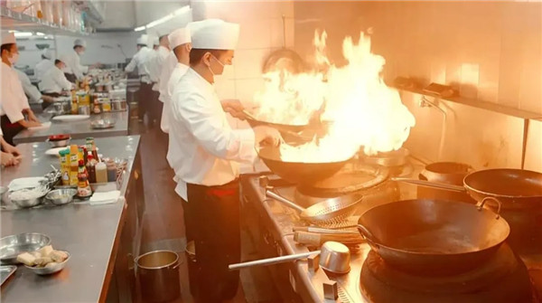 “厨师向炒菜锅吐口水”一事，涉事厨师真的把口水吐进锅里了吗？