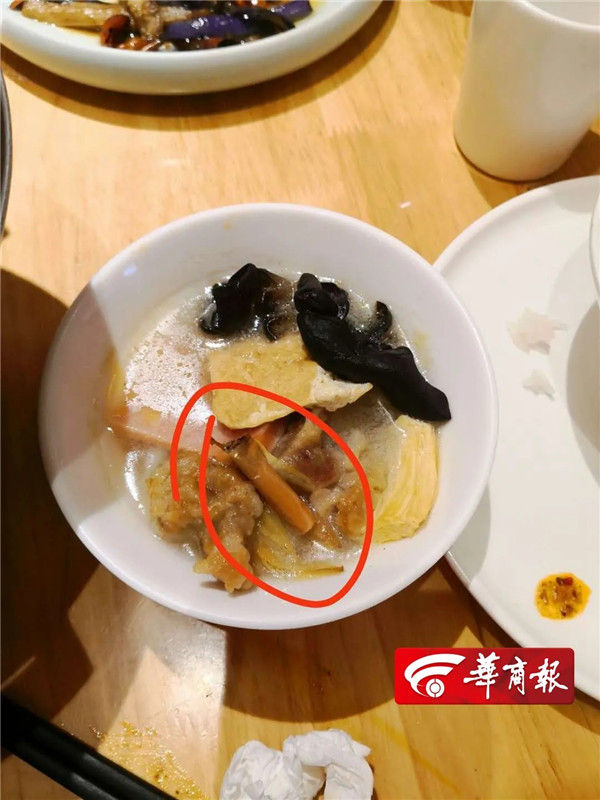 “厨师向炒菜锅吐口水”一事，涉事厨师真的把口水吐进锅里了吗？