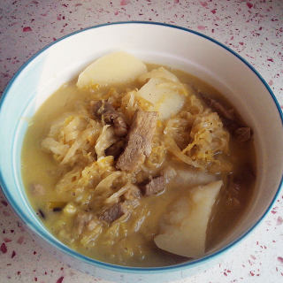 酸菜炖土豆~~东北家常菜 （特别好喝的酸菜汤）的做法