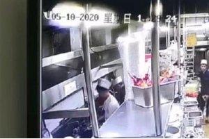 “厨师吐口水”事件殃及池鱼！隔壁店称生意变差，西安启动一个月的食品安全检查！