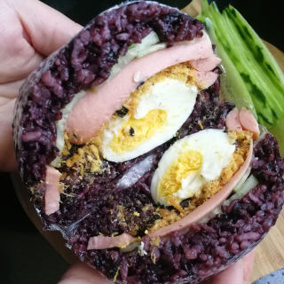紫米海苔肉松饭团的做法
