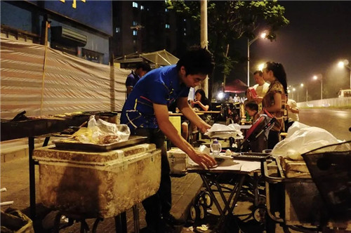 “路边摊”再现街头！“烟火气”回归城市！多地政府正在为“地摊经济”松绑了！