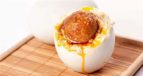 咸鸭蛋怎么腌制才好吃？教你几种腌制方法，保证流油又好吃！