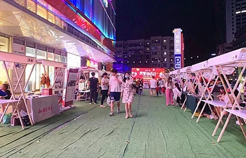 “路边摊”再现街头！“烟火气”回归城市！多地政府正在为“地摊经济”松绑了！