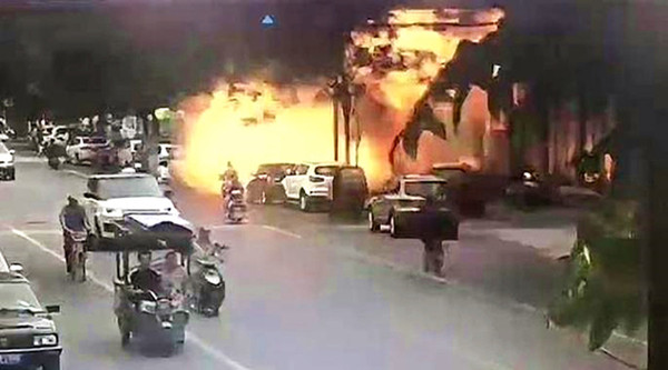 监控实拍！安徽一海鲜店发生爆炸，大门也被炸飞到对面马路！