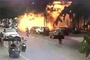 监控实拍！安徽一海鲜店发生爆炸，大门也被炸飞到对面马路！