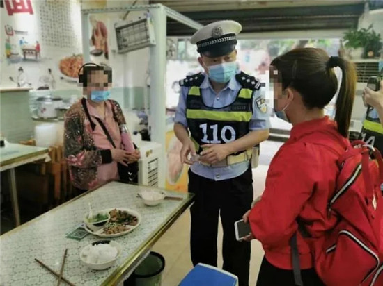 女子在重庆吃饭，点了一份回锅肉要求“不辣”，结果厨师做出来后，女子打了110