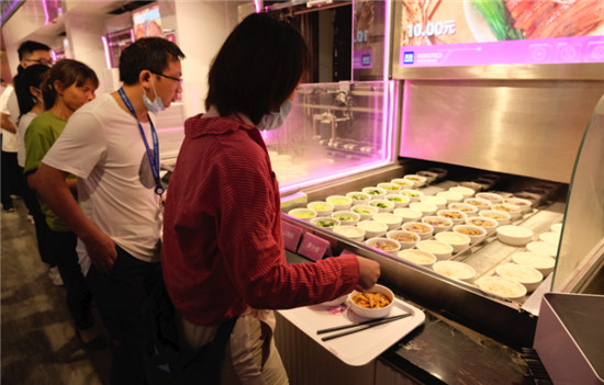 国内首家全机器人餐厅开业，囊括中餐、快餐、火锅！厨师怎么办？