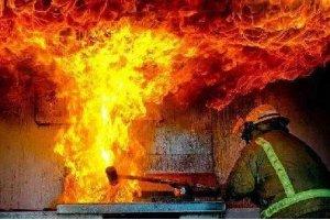 惊险！一厨房补充燃油时，突然起火！幸亏厨师扑灭及时！