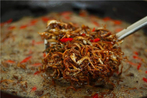 如何正确保存云南鲜菌的美味？当地人传统做法是这样的，浓香四溢