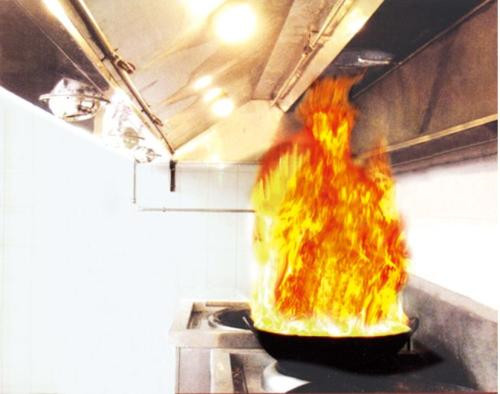 厨师忘记关火出去切菜十几分钟，引发油锅起火，被拘！