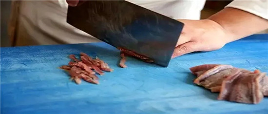 广东一厨师接触生肉后，被证实感染！