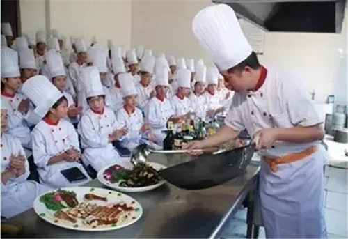 一厨师学校被曝黑幕：花3000元报名，就能买到高级厨师证