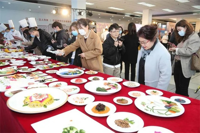 为培育优秀“鲁菜师傅”，青岛举办厨艺大赛，以赛选才，促进就业