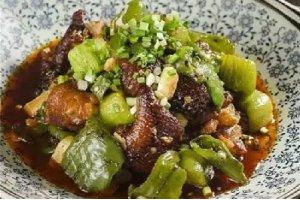 擂椒丝瓜烧猪蹄