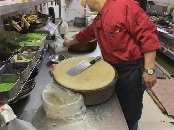 网曝大连某饭店厨师挑剩菜回锅，店方：这是恶意诽谤！