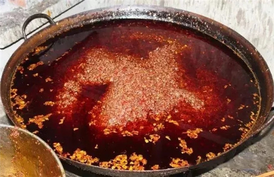 只用12种香料炒制，这款红油火锅麻辣鲜香，不浑不煳！