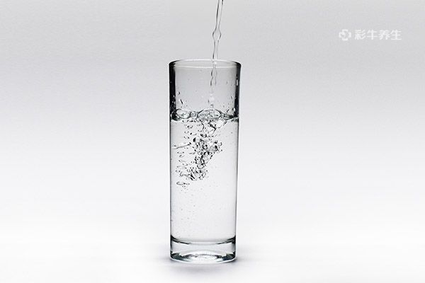 人一天要喝多少毫升水 一天怎么喝水正确