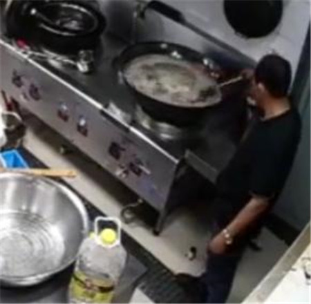 惊！厨师往锅中倒入液体后，瞬间导致后厨起火！
