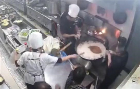 惊！厨师往锅中倒入液体后，瞬间导致后厨起火！