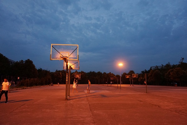 摄图网_500532545_傍晚时分篮球场（企业商用）.jpg