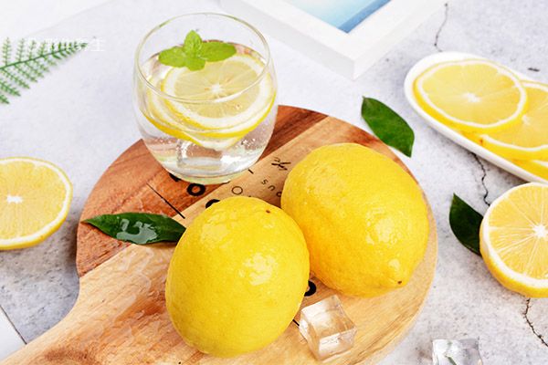 柠檬片泡水的副作用 柠檬片泡水的功效和作用