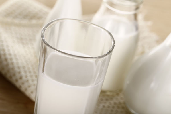 过期的牛奶可以喝吗 过期的牛奶能干什么