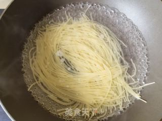 羊排清汤米粉的做法步骤：4
