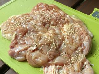 只需要几分钟，在家轻松搞定多汁美味的照烧鸡！的做法步骤：3