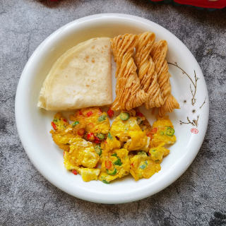 单饼夹馓子鸡蛋