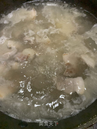 五花肉排骨炖豆角的做法步骤：6