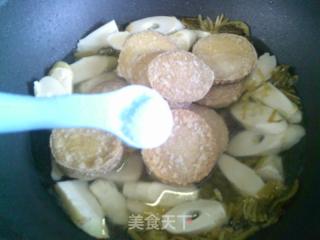 咸菜鞭笋煮圆素鸡的做法步骤：9