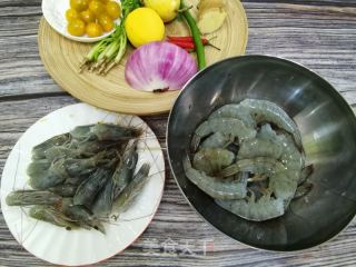 夏天必吃减脂瘦身美食，果香浓郁的酸辣柠檬大虾的做法步骤：2