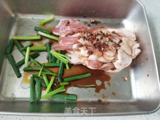 荷叶蒸五花肉的做法步骤：1