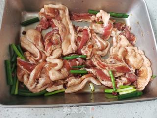 荷叶蒸五花肉的做法步骤：2