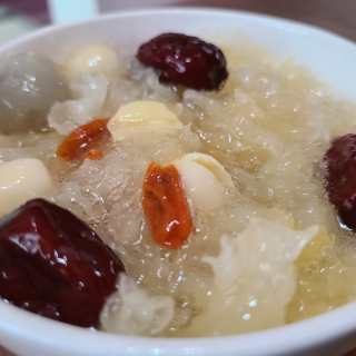 桂圆红枣银耳莲子羹