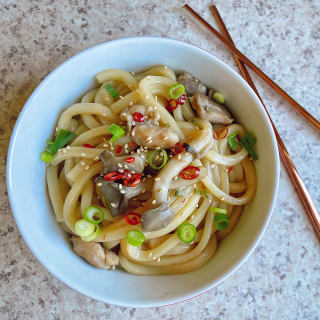 鲜菇鸡肉焖乌冬面